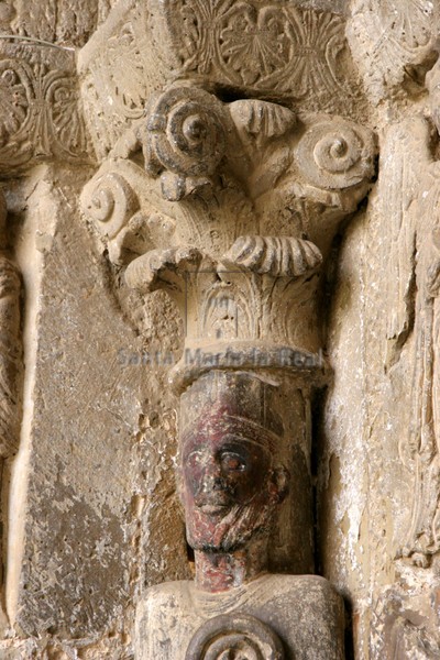 Detalle de estatua-columna, Obispo barbado