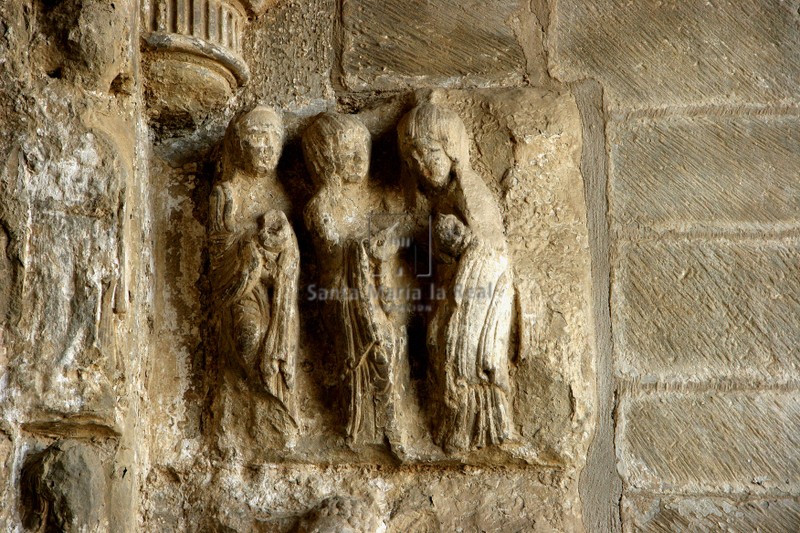 Las tres Marías, relieve de la portada norte
