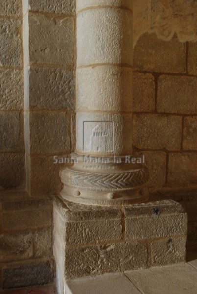 Basa de una de las columnas de la cabecera Basa de una de las columnas de la cabecera