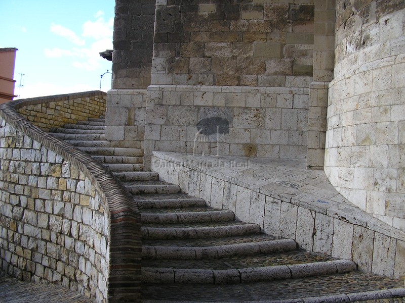 Escalinata de acceso en el lado sur
