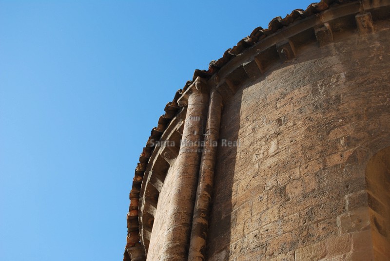 Detalle de la cornisa y canecillos del ábside