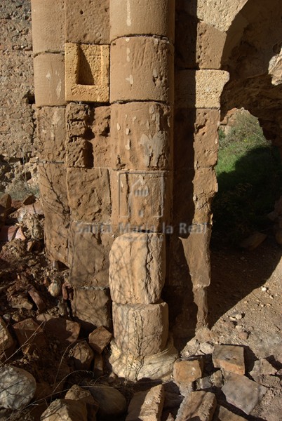 Columna adosada en el interior