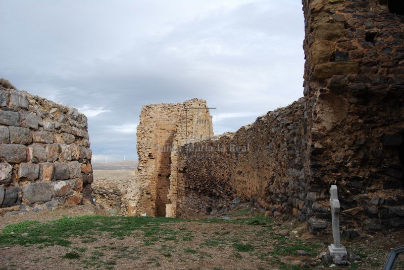 Patio de armas y lienzo de muralla