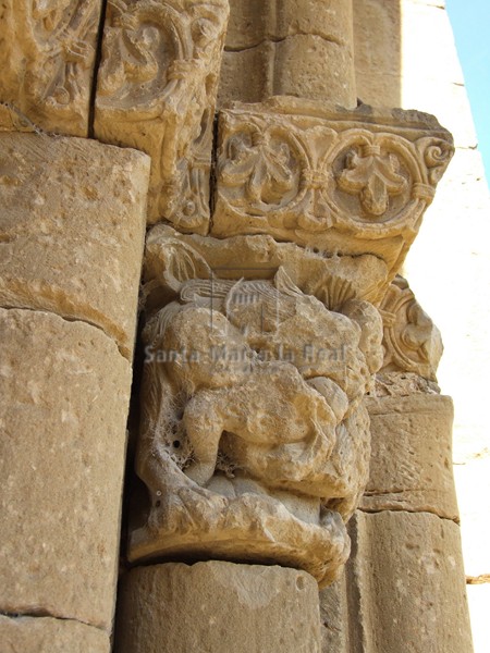Capitel de la única columna conservada en la portada