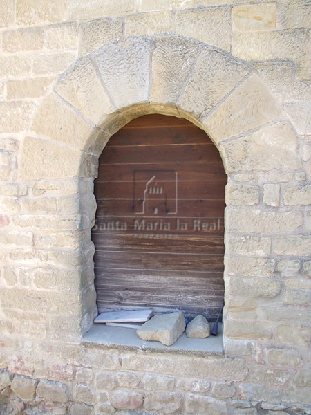 Puerta en el muro este de la torre del homenaje