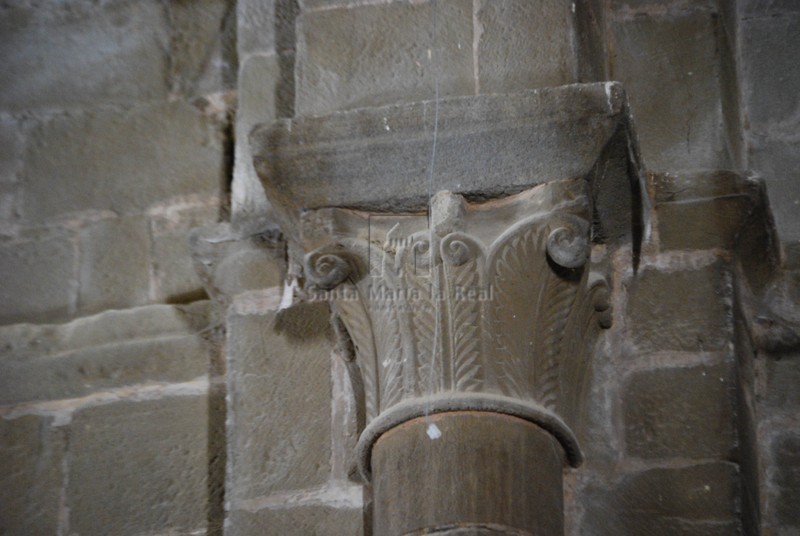 Capitel vegetal del interior Capitel vegetal del interior