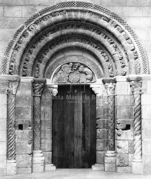 Portada de la iglesia de San Miguel