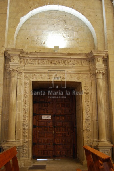 Puerta de acceso al claustro en el muro norte