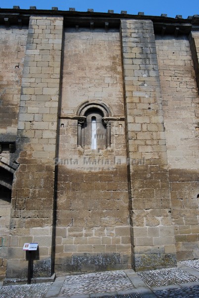 Ventana entre contrafuertes en el muro sur