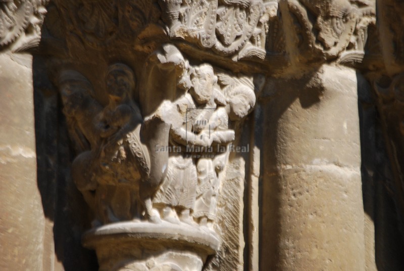 La huida a Egipto, capitel intermedio del lado derecho de la portada sur