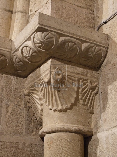 Capitel vegetal de la portada Capitel vegetal de la portada