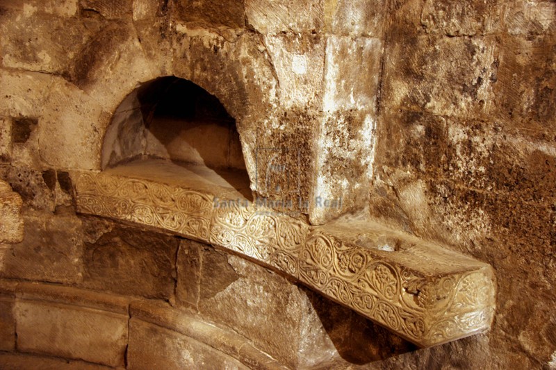 Lavamanos y credencia de una capilla absidial