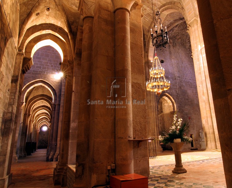 Nave de la Epístola vista desde el deambulatorio hacia los pies del templo