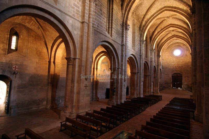 Interior hacia los pies del templo