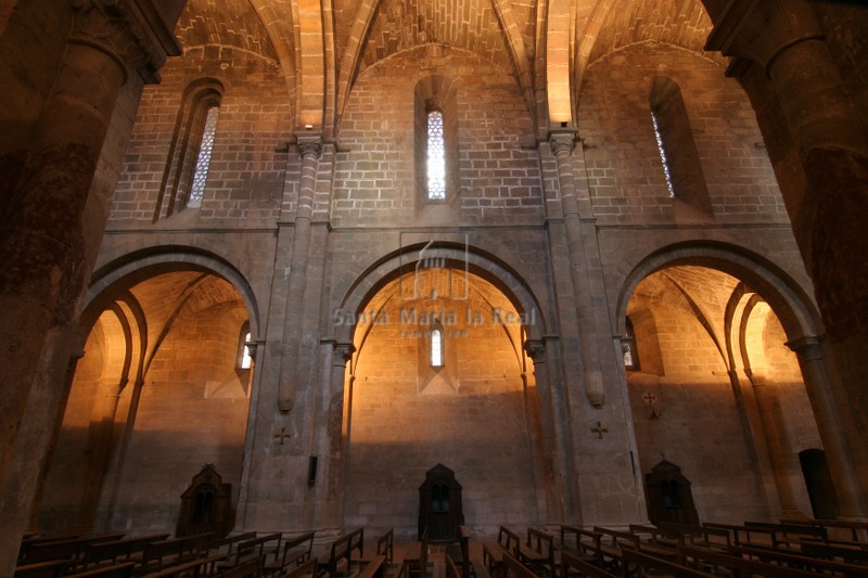 Vista de la nave central y nave de la Epístola