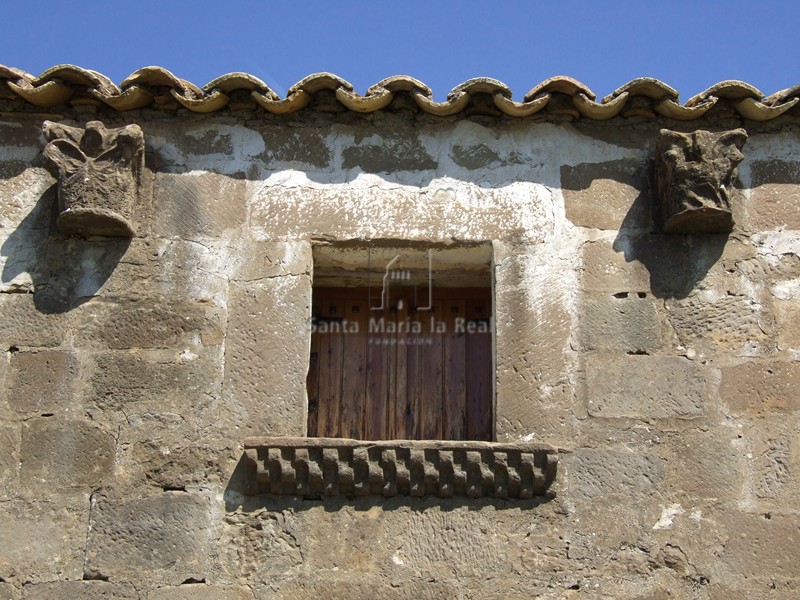 Ventana de la cnstrucción adosada a los pies de la ermita