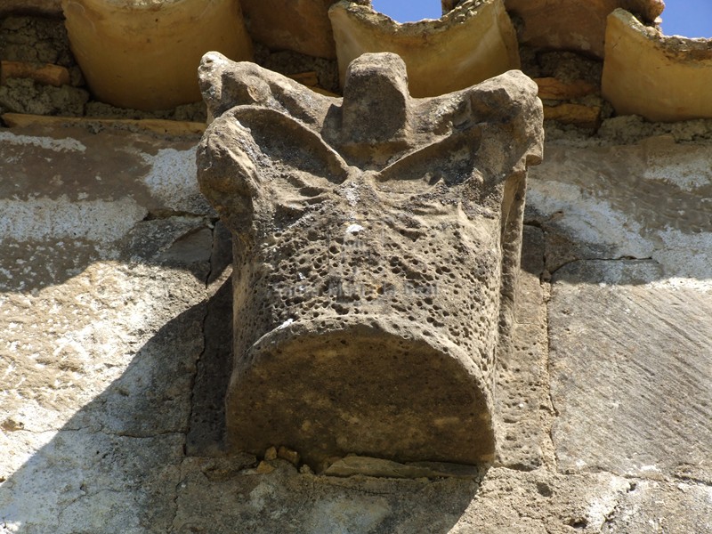 Capitel vegetal en el muro sur